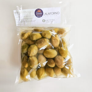 Gulgrøn oliven, sprøde i munden med antydninger af bitterhed.