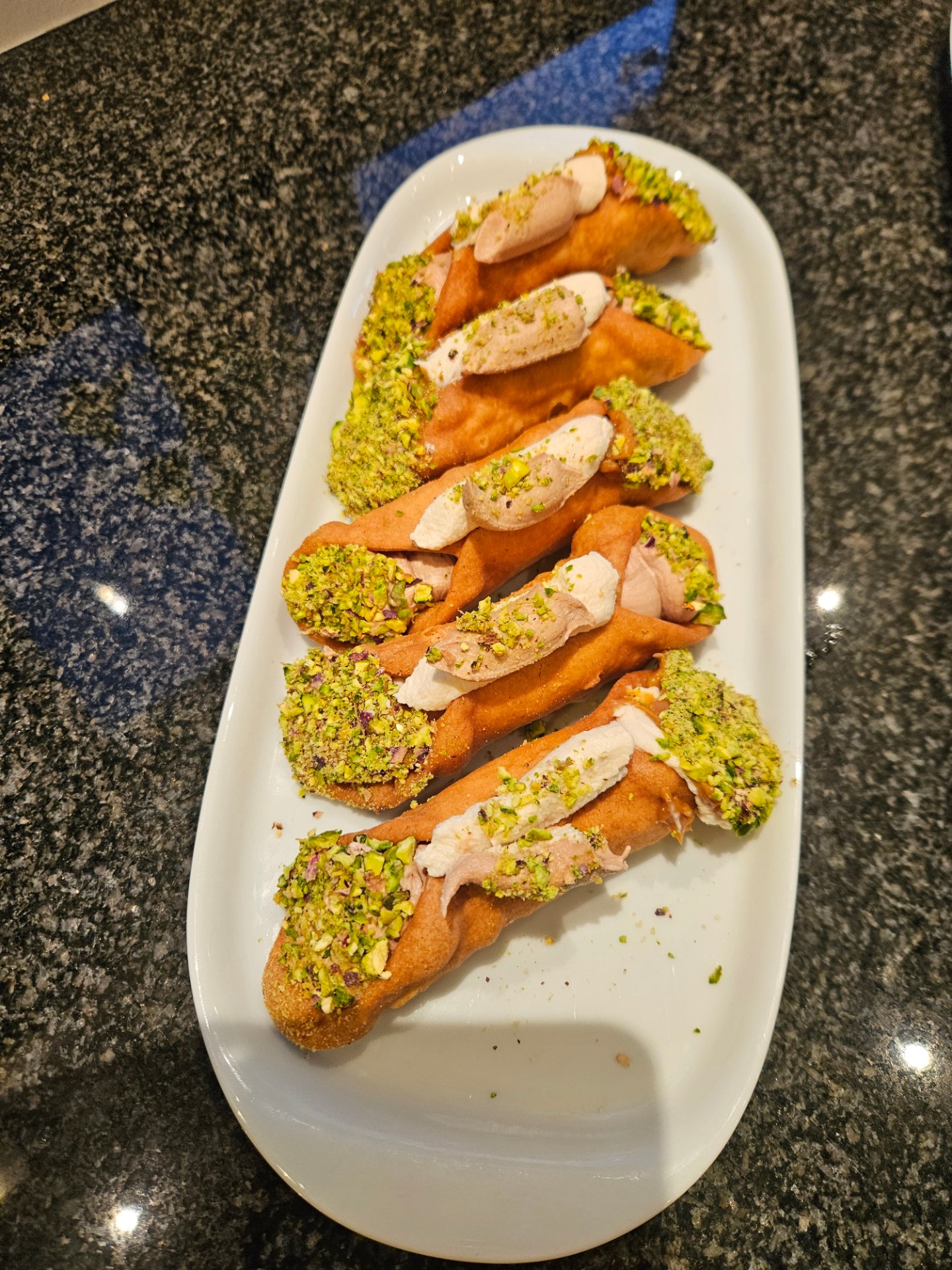 Bland mascarpone og spread.
Put blandingen i en sprøjtepose, der opbevares i køl