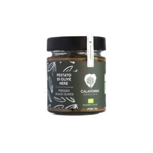 Glas med mørk oliventapenade og sort låg, mærket Calaforno og økologimærke