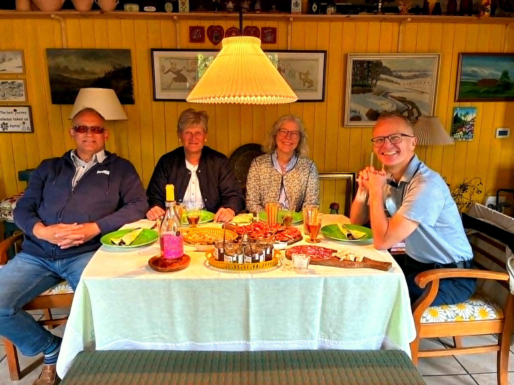 Gæster ved bordet hos Sikani i Korsør