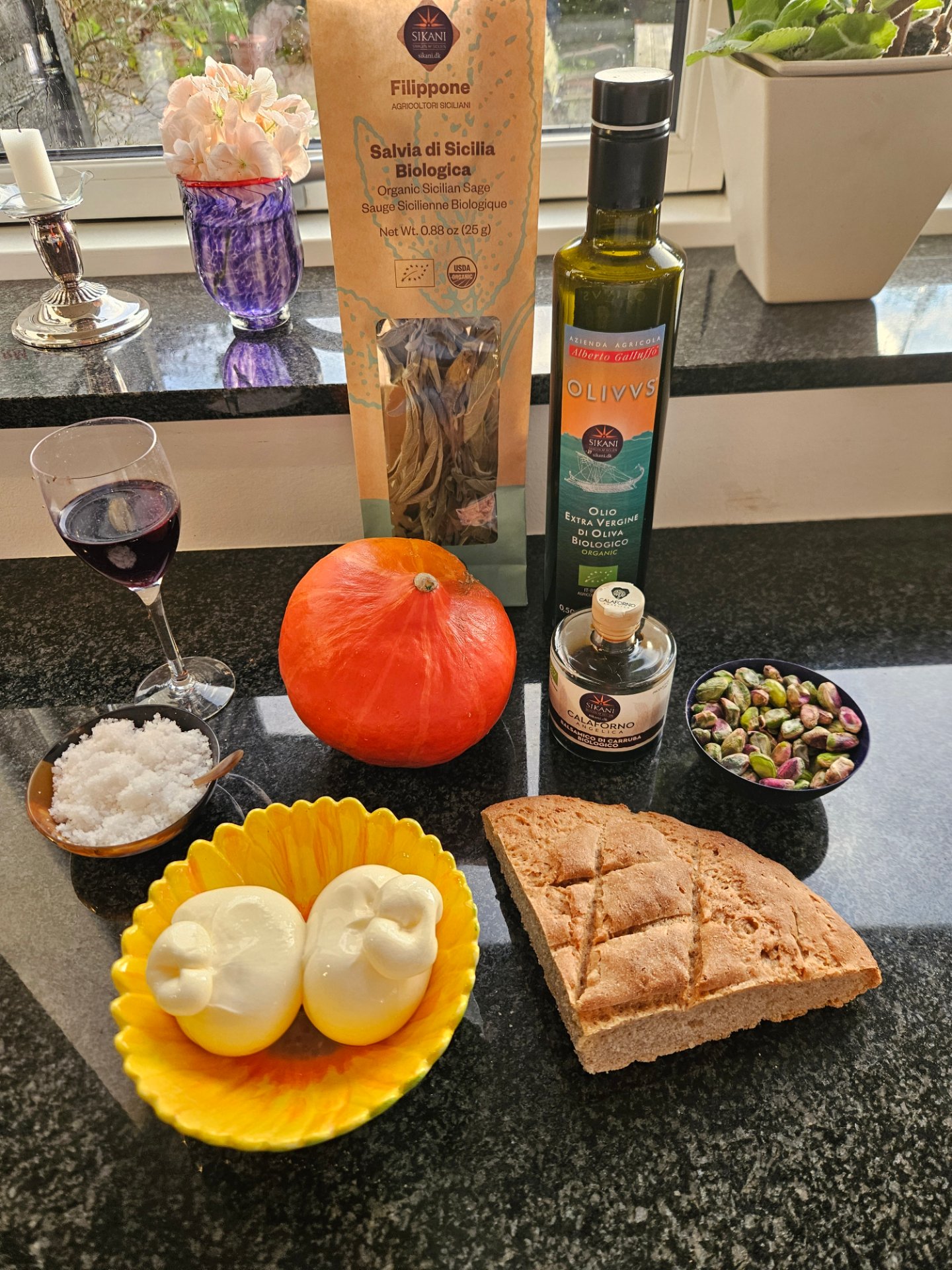 Råvarerne til retten: hokkaido, burrata, tørret salvie, olivenolie, Balsamico Carruba, pistacier, havsalt og brød
